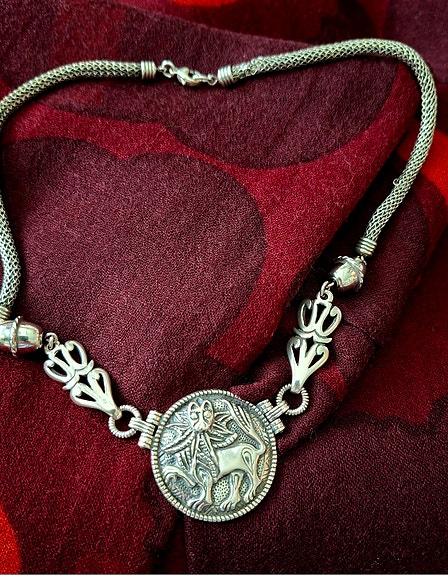 Kalevala hopeinen aurinkoleijona kaulakoru