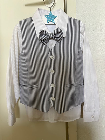 Uusi poikien juhla-asu, liivi, paitapusero ja rusetti