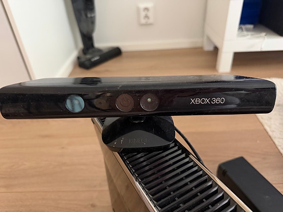 Microsoft Xbox 360 konsoli Kinectillä ja ohjaimilla