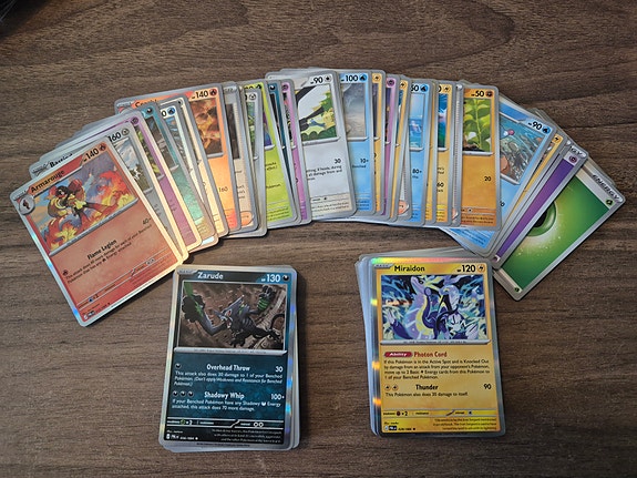 Pokemon Pitch Black pakkauksia
