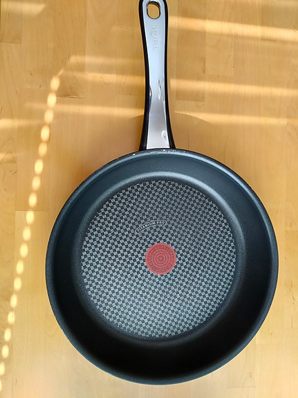 Käyttämätön Tefal Hard Titanium Pro 28 cm paistinpannu induktiolle