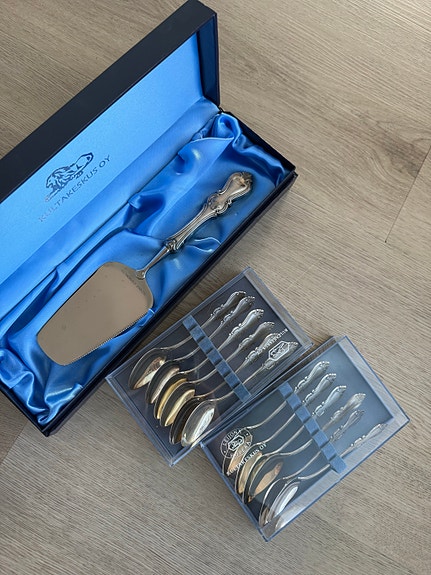 Hopeiset kahvilusikat ja kakkuotin setti