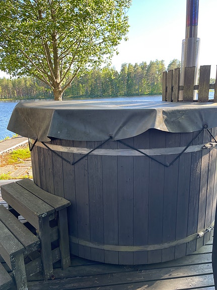 Puinen kylpytynnyri kannella