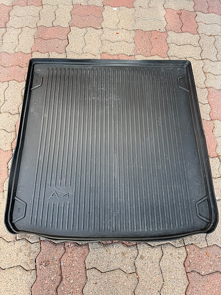 Audi A4 farkku OEM takatilan kumikaukalo musta