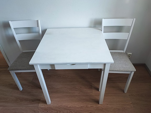 Pöytä ja tuolit