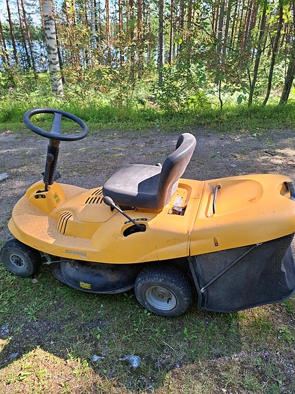 Stiga ajoleikkuri keräävällä säiliöllä