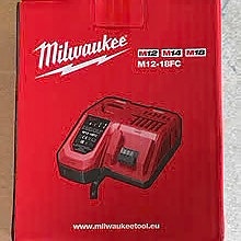 Milwaukee laturi ja 2 akkua