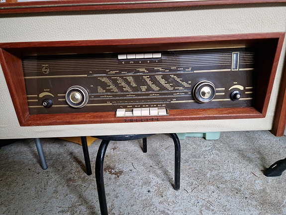 Philips radio ja levysoitin puukotelossa