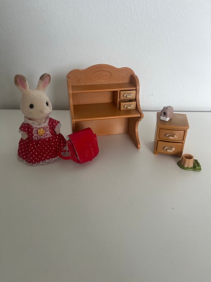 Sylvanian Families pupuhahmo ja koulusetti