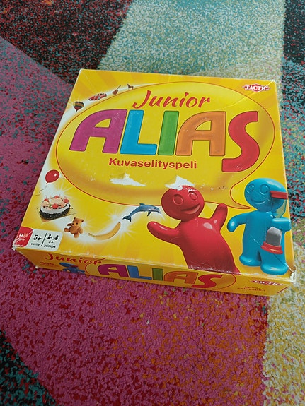 Junior Alias kuvaselityspeli lautapeli