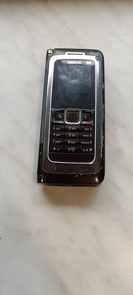 Nokia E90 Communicator -puhelin