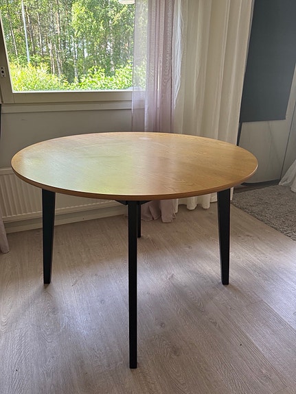 Pyöreä ruokapöytä