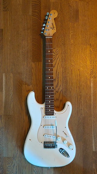 Squier Stratocaster sähkokitara valkoinen