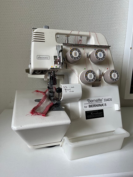 Bernina Bernette 334DS saumuri – huollettu, valmis käyttöön + Marimekko-suojus
