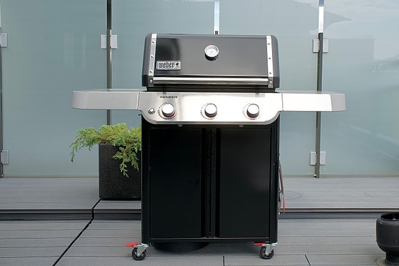 Vähän käytetty Weber E325 Genesis kaasugrilli. Klassikko.