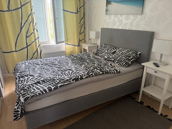 Myydään 140 leveä jyskistä ostettu sänky. Noin 5 vuotta vanha.