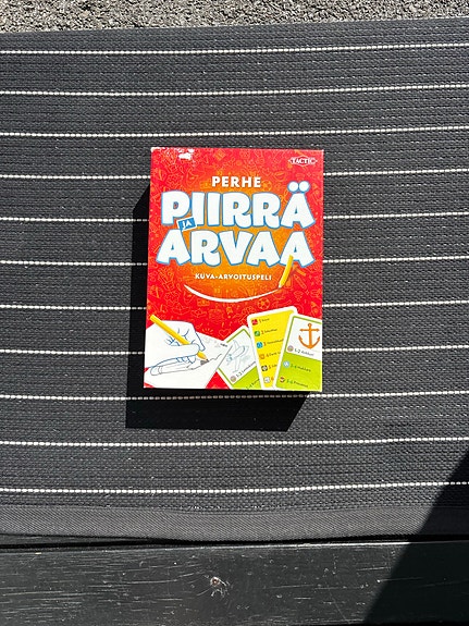 Perhe Piirrä ja arvaa -lautapeli