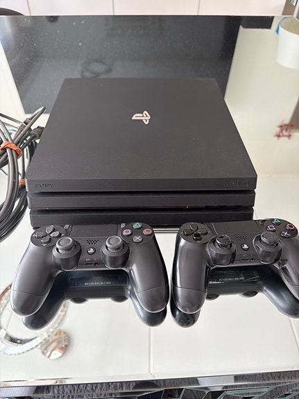 Sony PlayStation 4 Pro 1tb todella hyvässä kunnossa