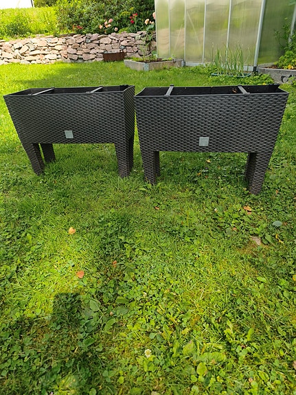 Korkeat muoviset viljelylaatikot parvekkeelle/puutarhaan