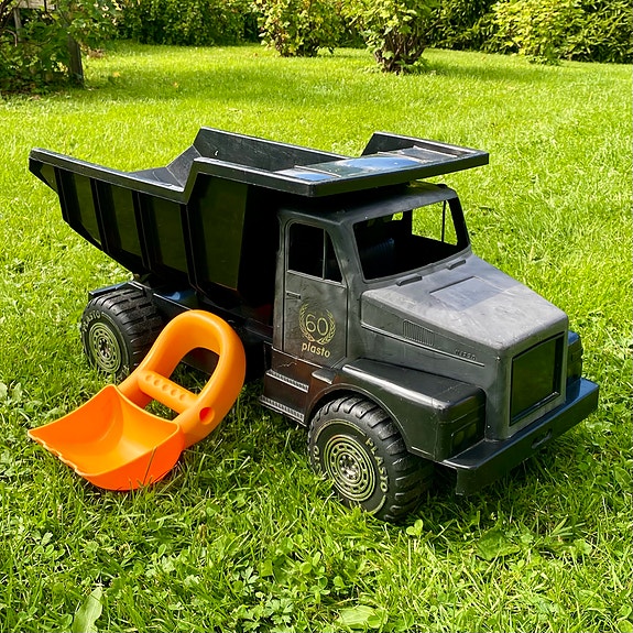 Plasto iso kuorma-auto ja lastauskauha