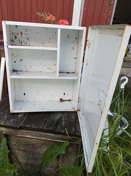 Valkoinen metallinen lääkekaappi seinään
