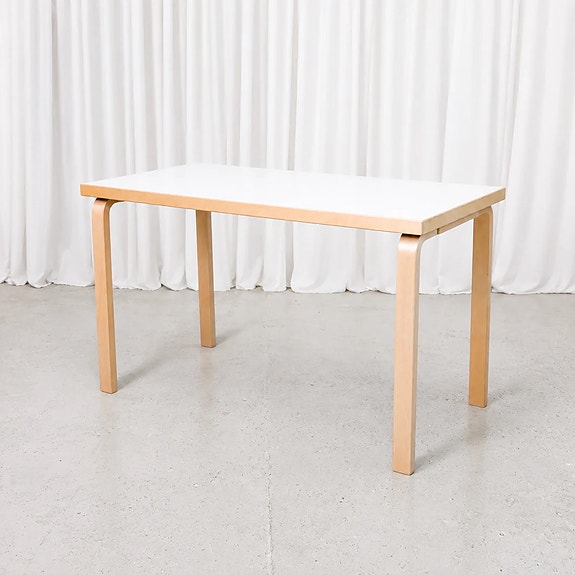 Alvar Aalto -pöytä valkoisella laminaatilla, Artek