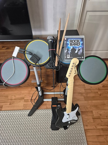 Rock Band PS3 rumpusetti, kitara ja mikrofoni