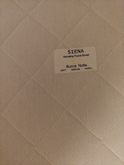 Tukeva 90 cm leveä sänky