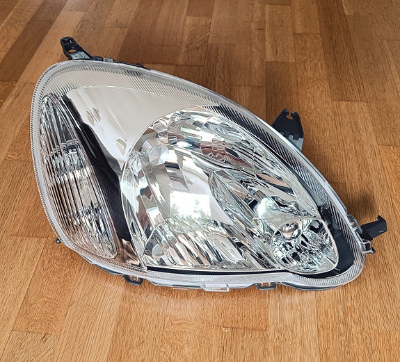 Uusi Toyota Yaris 2003-2005 oikea etuvalo umpio etulamppu