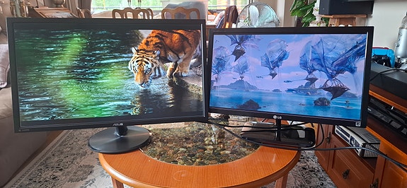 ASUS 28” 4K näyttö + LG 23” Full HD näyttö