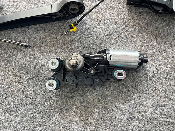 VOLVO V70 MK3 takalasin pyyhkijän moottori
