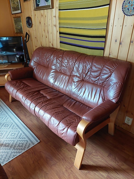 Nahkasohva 190cm ja 2 nojatuolia 82cm leveät