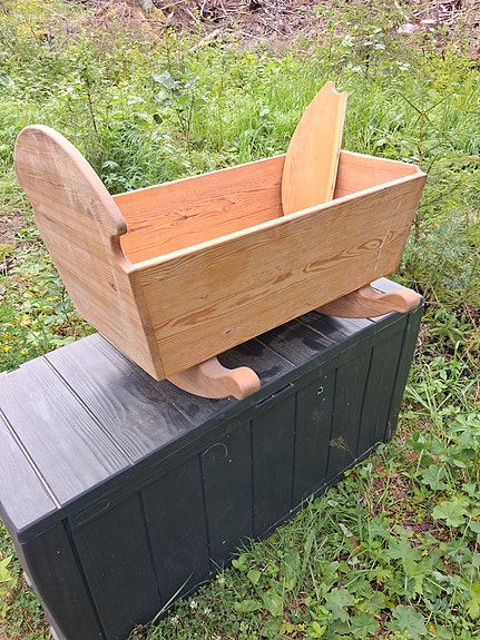 puusepän tekemä mänty puinen keinuva vauvan  kehto