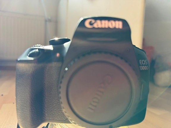 Canon EOS 1300D -järjestelmäkamera + 3 linssiä, laturi ja kamerareppu