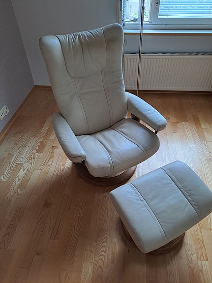 Nahkainen nojatuoli rahilla