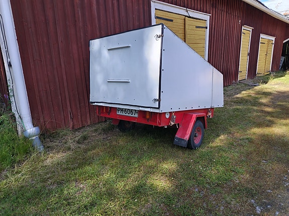 Peräkärry umpikori punainen/valkoinen