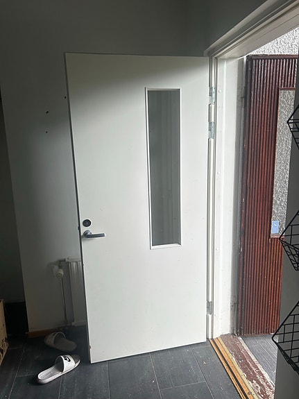 Lasitettu valkoinen väliovi / tuulikaapin ovi.