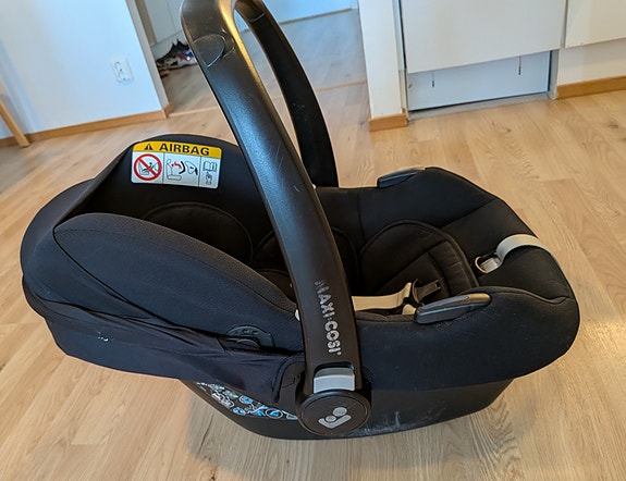 Maxi-Cosi turvakaukalo + telakka