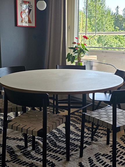 Annetaan iso pyöreä ruokapöydän kansi - huom! Vain kansi, ei jalkoja