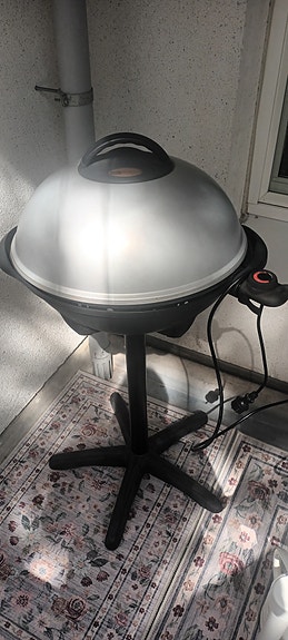 OBH Nordica Steakhouse Pro Compact sähkögrilli jalustalla