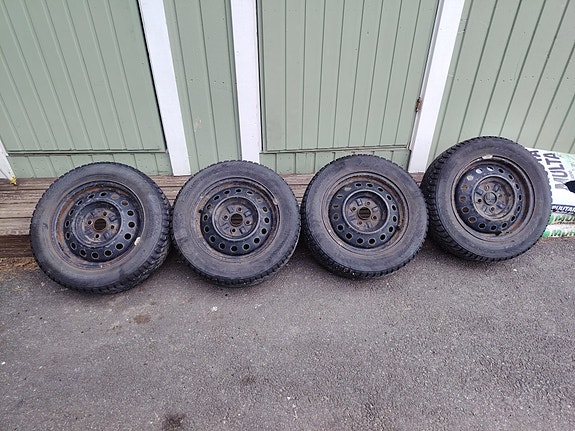 Nastarenkaat teräsvanteilla. Toyota yaris 2003 autosta jääneet.