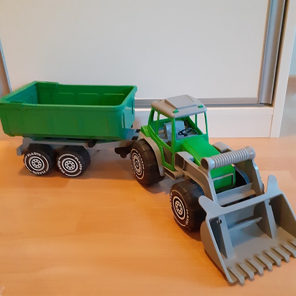 Plasto traktori ja peräkärry