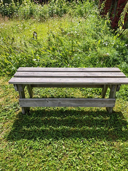Harmaa puinen penkki