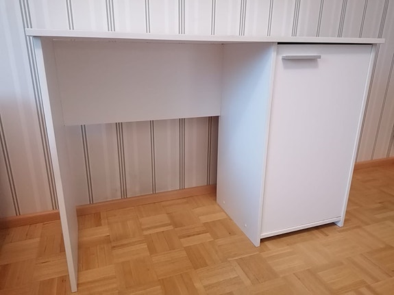 Koululais työpöytä kaapilla