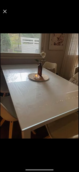 Teetetty lasikansi pöytään