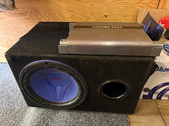 Ground Zero Titanium High Power vahvistin ja subwoofer kotelossa
