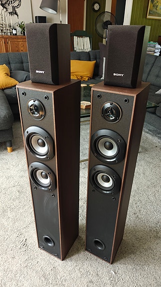 Sony lattiakaiuttimet + pienet kaiuttimet