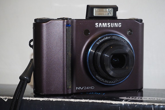 Samsung NV24HD digikamera ja tarvikkeet