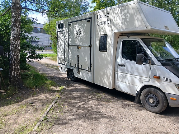2 hevosen kuljetusauto