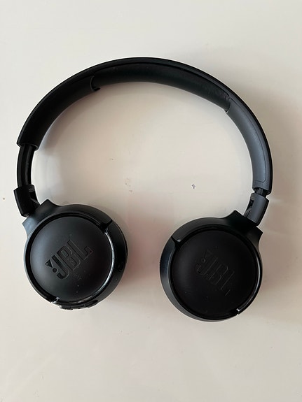 JBL mustat on-ear Bluetooth-kuulokkeet